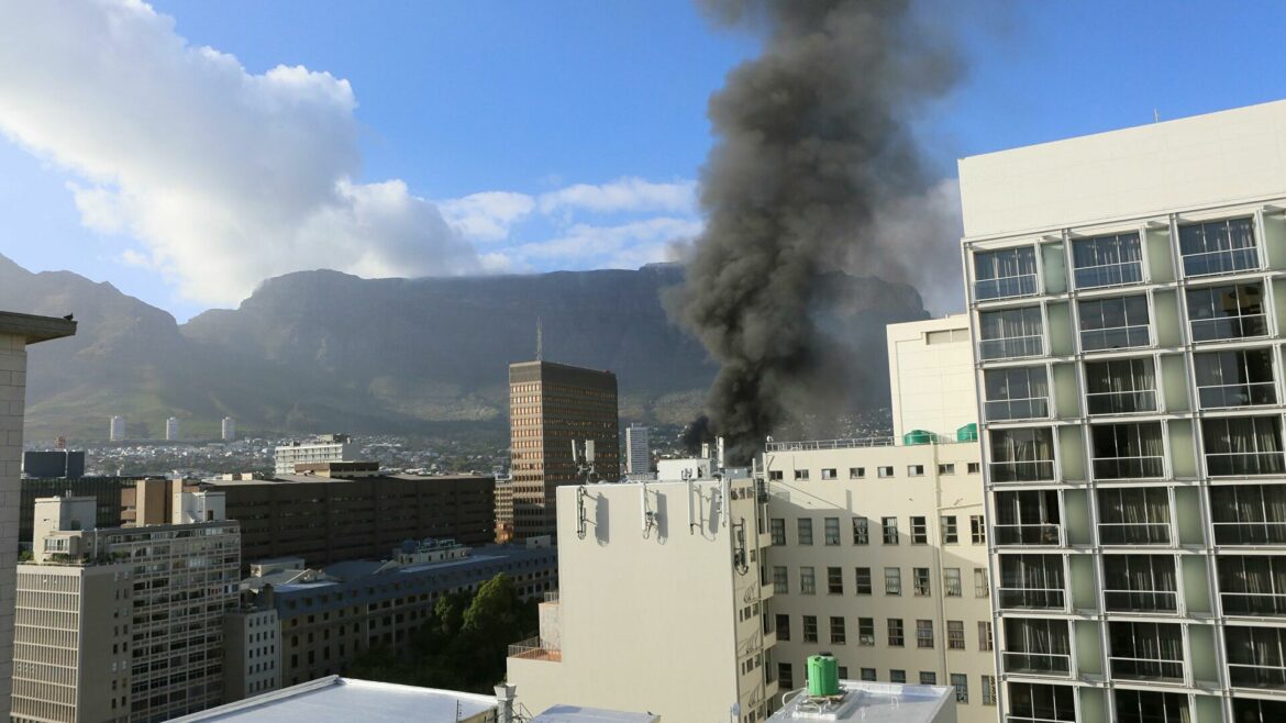 Gori zgrada južnoafričkog parlamenta u Kejptaunu