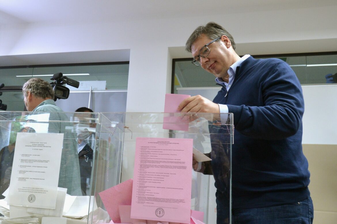 Vučić glasao na referendumu: Glas za nezavisno pravosuđe i samostalno tužilaštvo