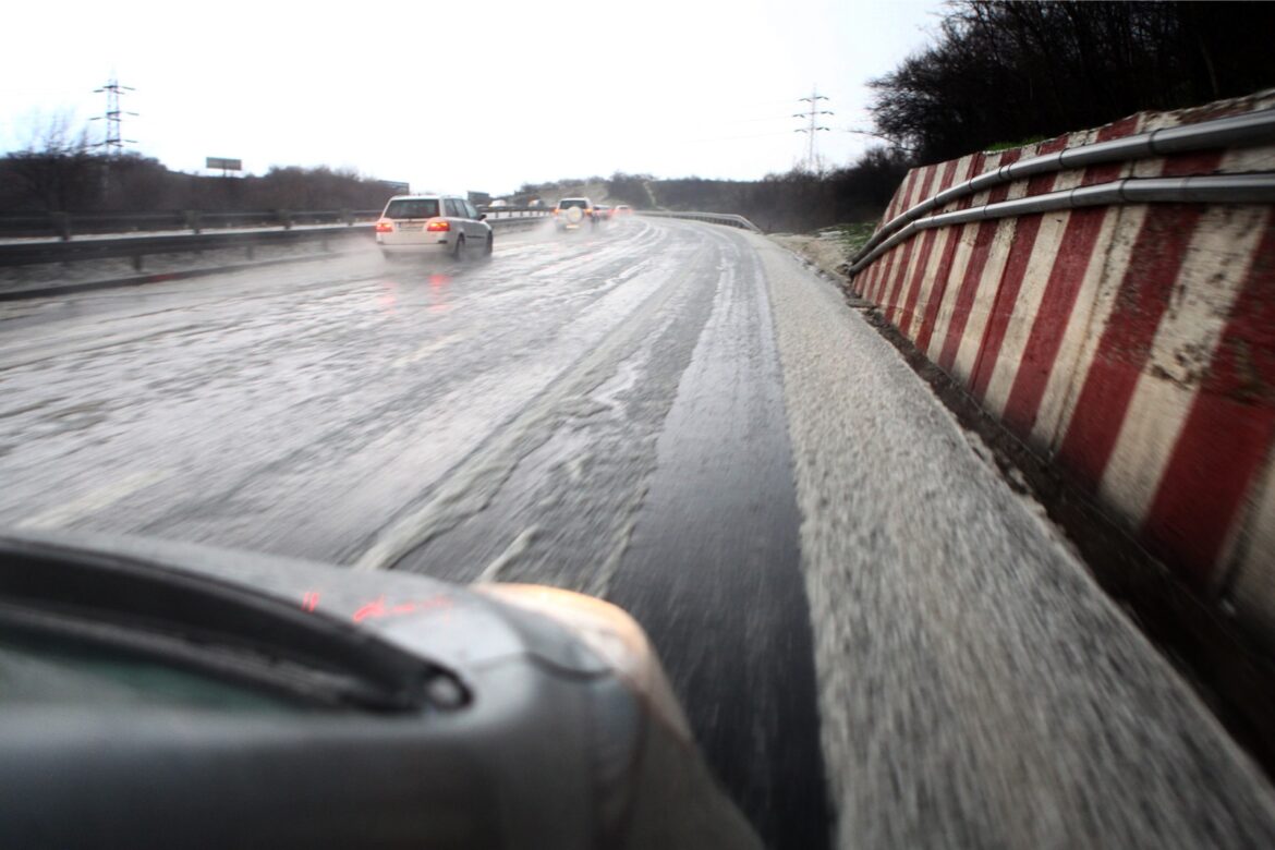 AMSS: Oprez na putu zbog kiše, snega i odrona