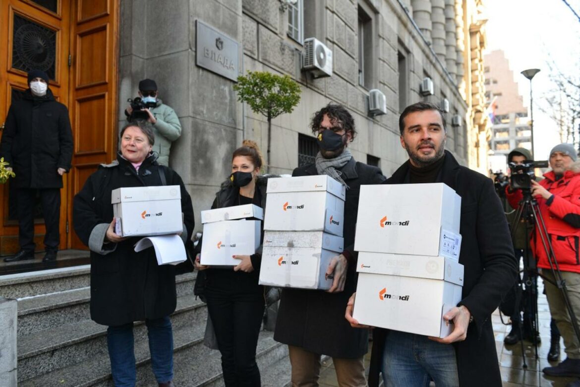 Pokret Kreni-promeni predao Vladi Srbije 290.000 potpisa protiv Rio Tinta