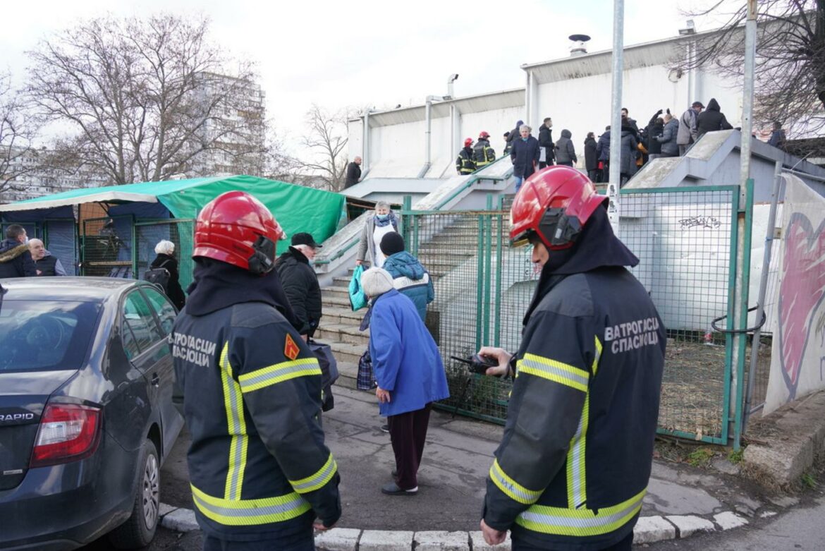 Srušio se deo krova pijace „Merkator“ na Novom Beogradu, četiri osobe povređene