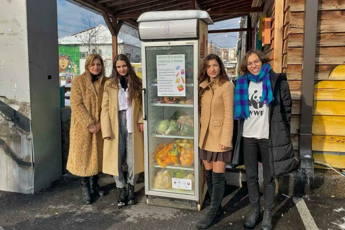 U Beogradu postavljen „zajednički frižider“ sa hranom za one kojima je potrebna