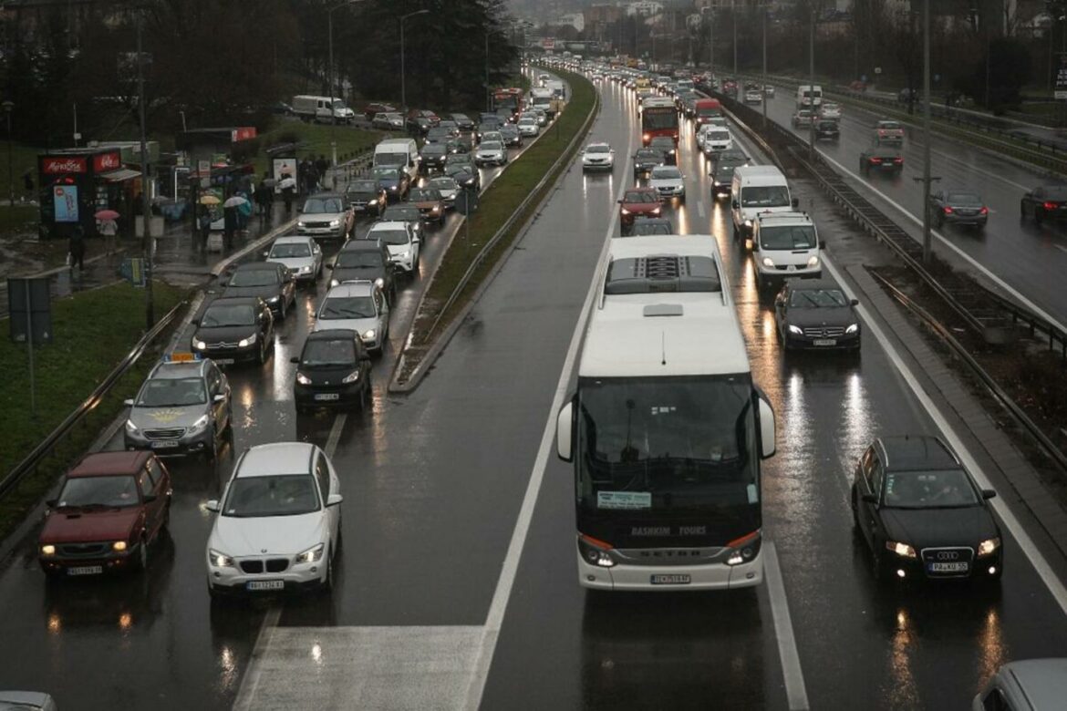 AMSS: I danas oprez zbog vlažnih kolovoza i magle