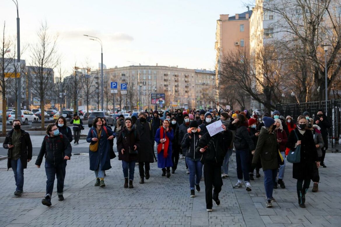 Ruske vlasti uhapsile skoro 6.000 osoba zbog učešća u antiratnim protestima