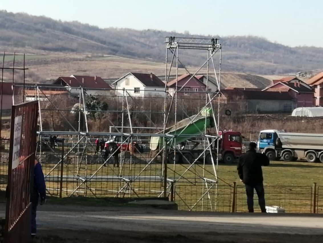 SNS kampanja kreće iz Merošine, fudbalsko igralište pretvoreno u „arenu“