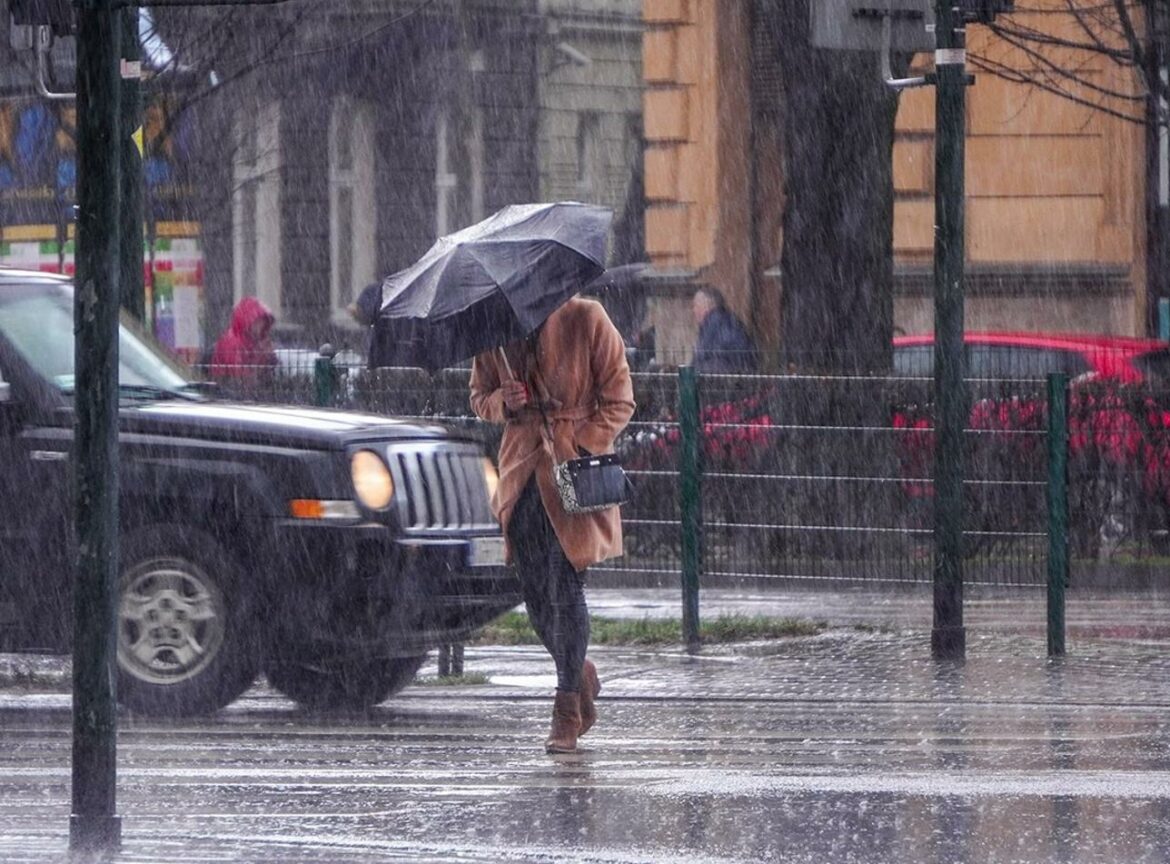 Danas oblačno i malo toplije, mestimično sa snegom ili kišom