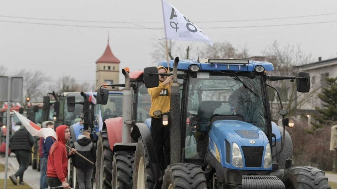 Poljski poljoprivrednici na traktorima blokirali Varšavu