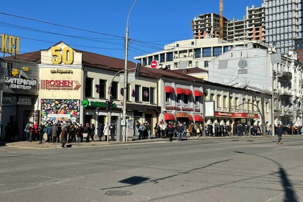 Kilometarski redovi ispred prodavnica hrane u Kijevu