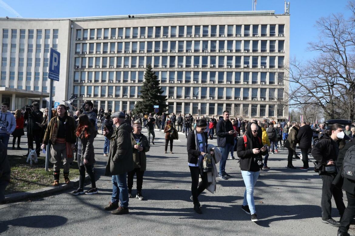 Protest ekoloških organizacija u Beogradu, blokiran bulevar kod Palate Srbija