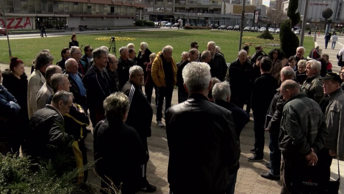 Bivši radnici fabrike Zastava kamioni zapretili ulaskom u zgradu gradske uprave