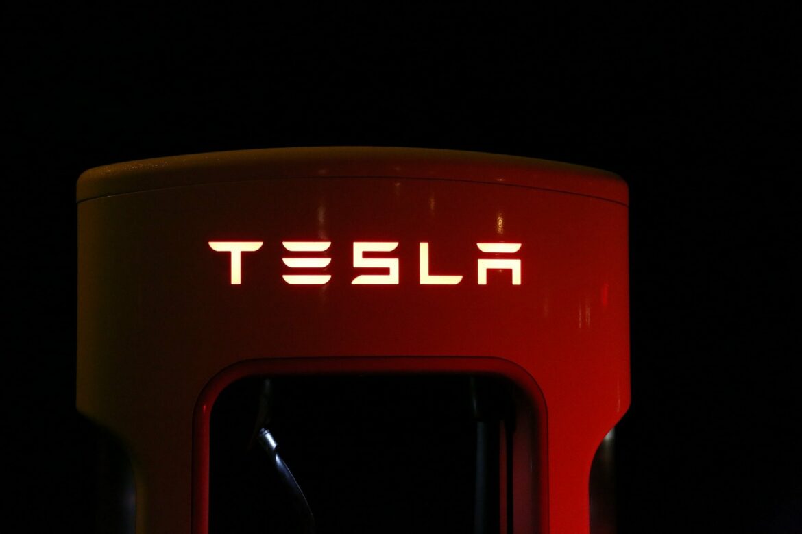 SAD: Tesla povlači više od 800.000 vozila