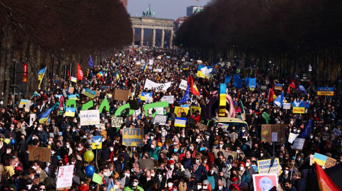 Između 20.000 i 30.000 ljudi okupilo se u Berlinu u znak podrške Ukrajini