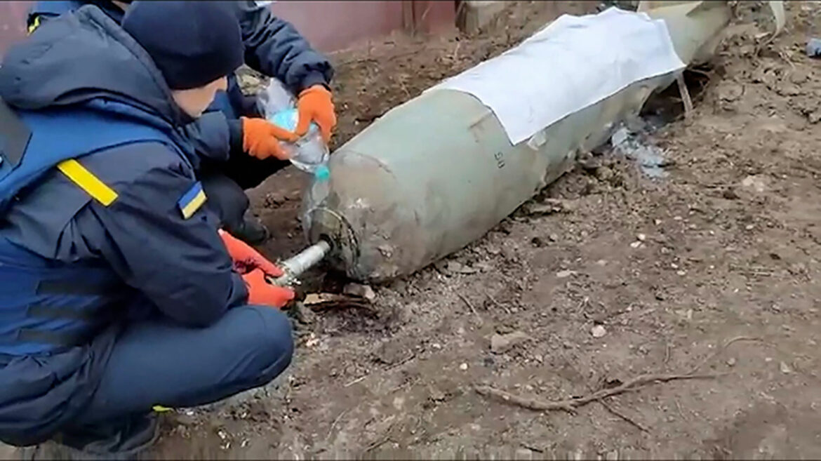 Ukrajinska državna služba za vanredne situacije saopštila je da je  osoblje deaktiviralo bombu iz oborenog ruskog borbenog aviona u  Černjigovu
