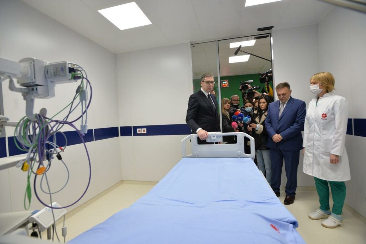 Vučić zamolio lekare Instituta “ Dedinje“ da se posvete ukidanju lista čekanja