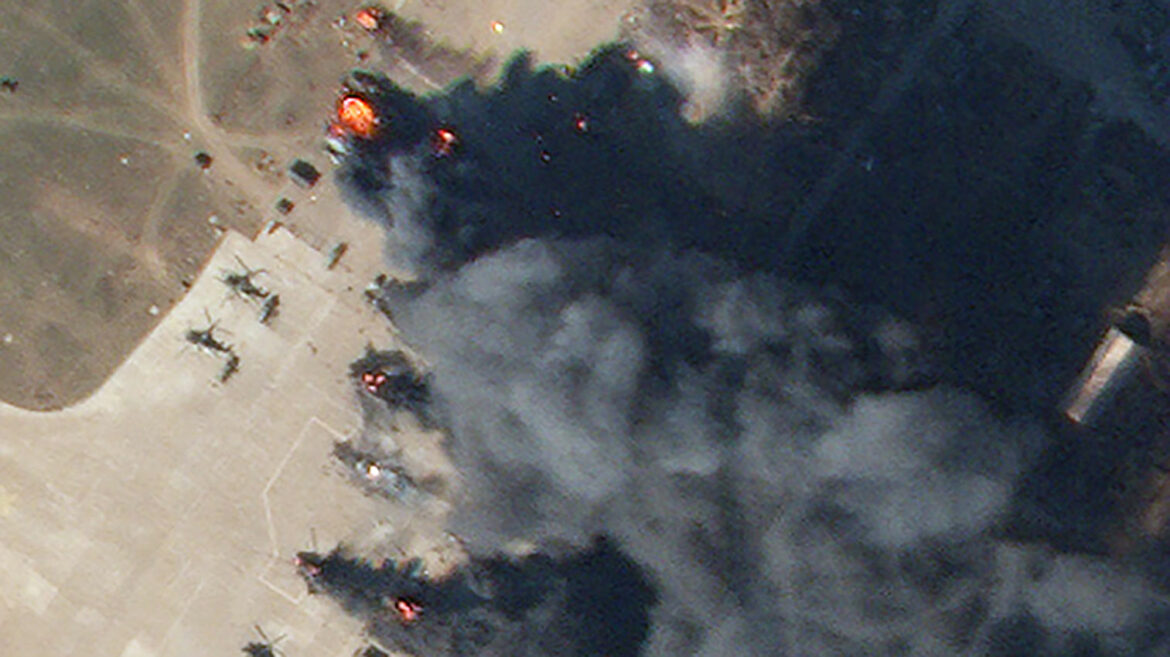 Najmanje 3 ruska vojna helikoptera uništena u ukrajinskom napadu na aerodrom u Hersonu