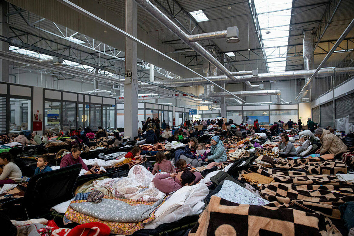 Evropske zemlje se pripremaju za priliv izbeglica dok stotine hiljada beži iz Ukrajine