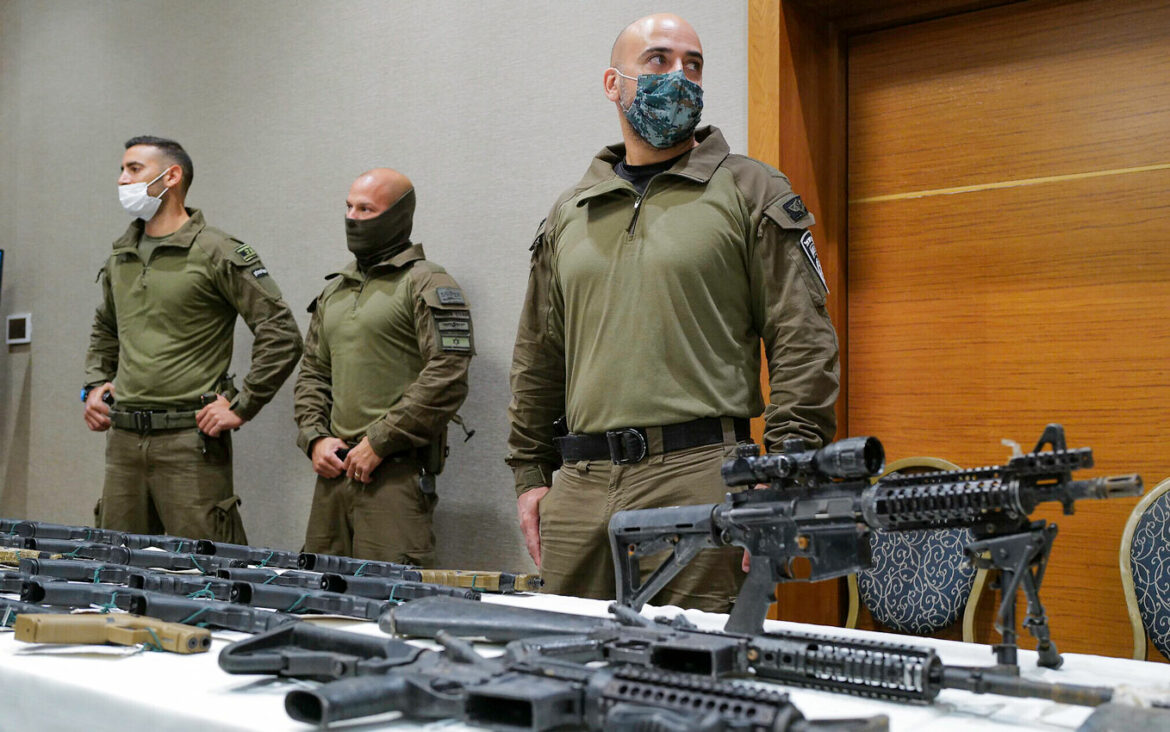 Benet poziva izraelske vlasnike oružja da nose oružje sa sobom usred „talasa ubilačkog terora“