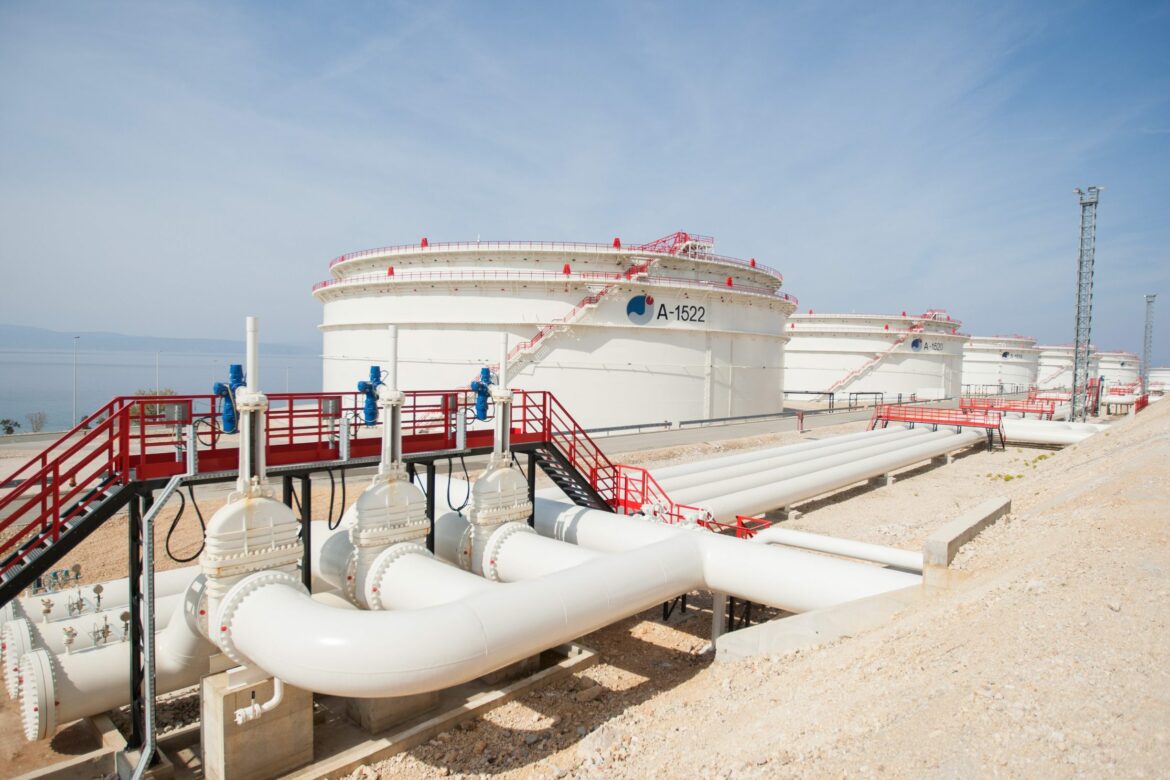 Politika: Jadranski naftovod JANAF najavio obustavu isporuke nafte NIS-u