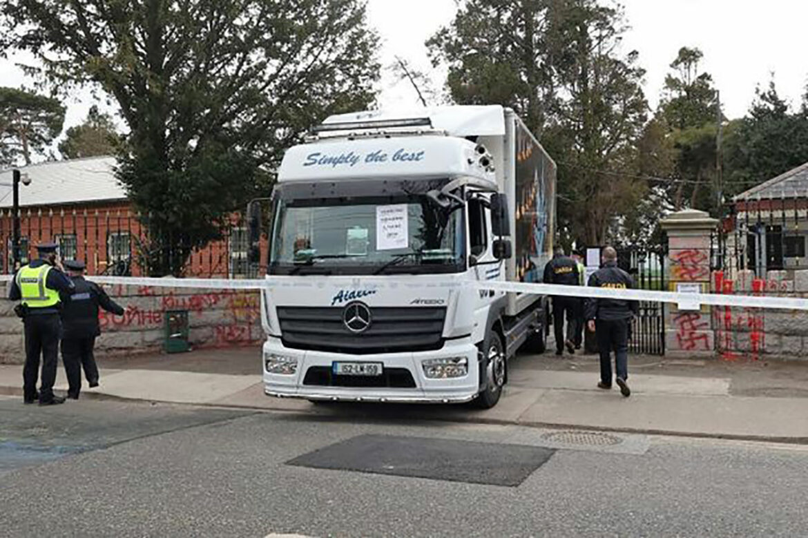 Muškarac uhapšen nakon što je kamionom prošao kroz kapiju ruske ambasade