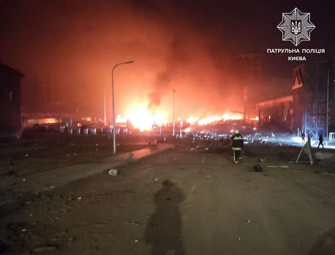 Tržni centar i automobili zapaljeni nakon ruskog napada u Podilskom okrugu u Kijevu
