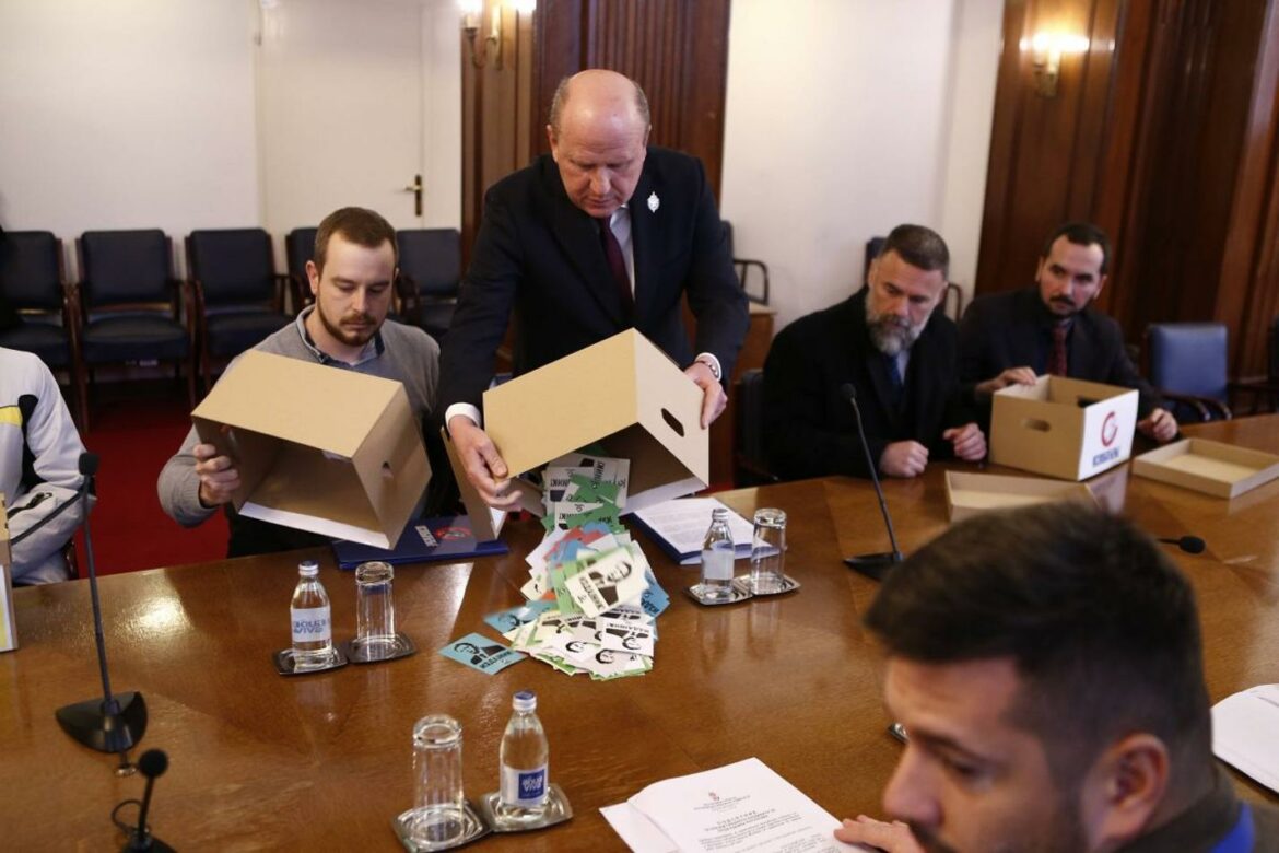 Članovi pokreta Oslobođenje umesto potpisa RIK-u predali prazne kutije i nalepnice sa Vučićevim likom