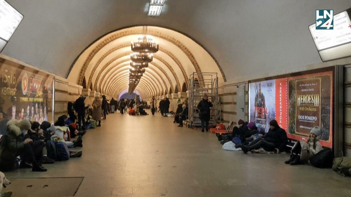 U kijevskom metrou od bombi se krije oko 15 hiljada ljudi