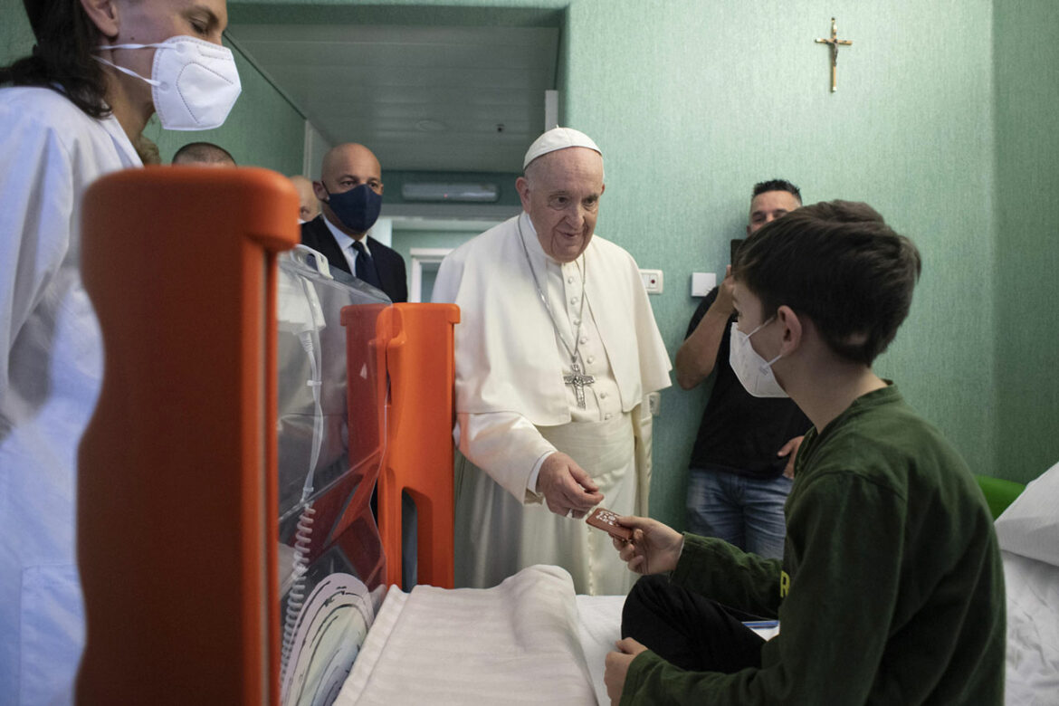 Papa Franja posetio ukrajinsku decu izbeglice u bolnici u Rimu