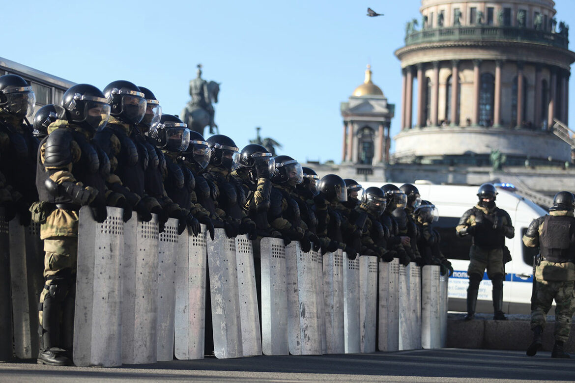 Policija je brutalno pretukla antiratne demonstrante u Sankt Peterburgu u Rusiji