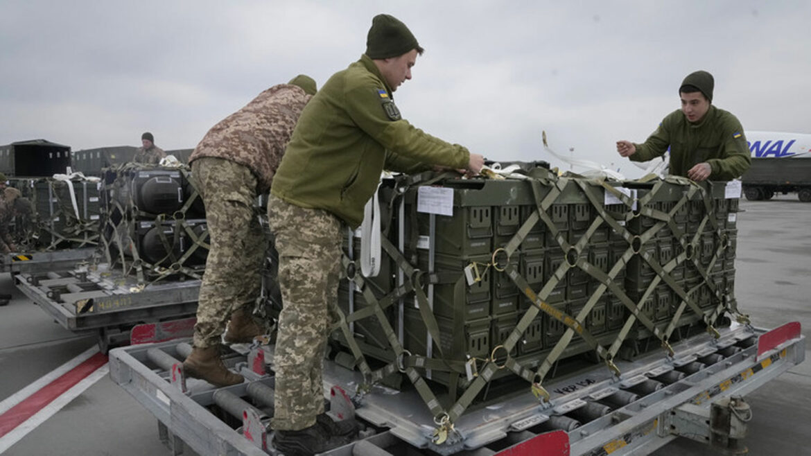 Avion sa vojnom pomoći Ukrajini napustio Španiju