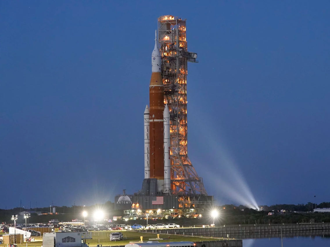 NASA-ina mesečeva raketa Artemis 1 stiže do lansirne rampe