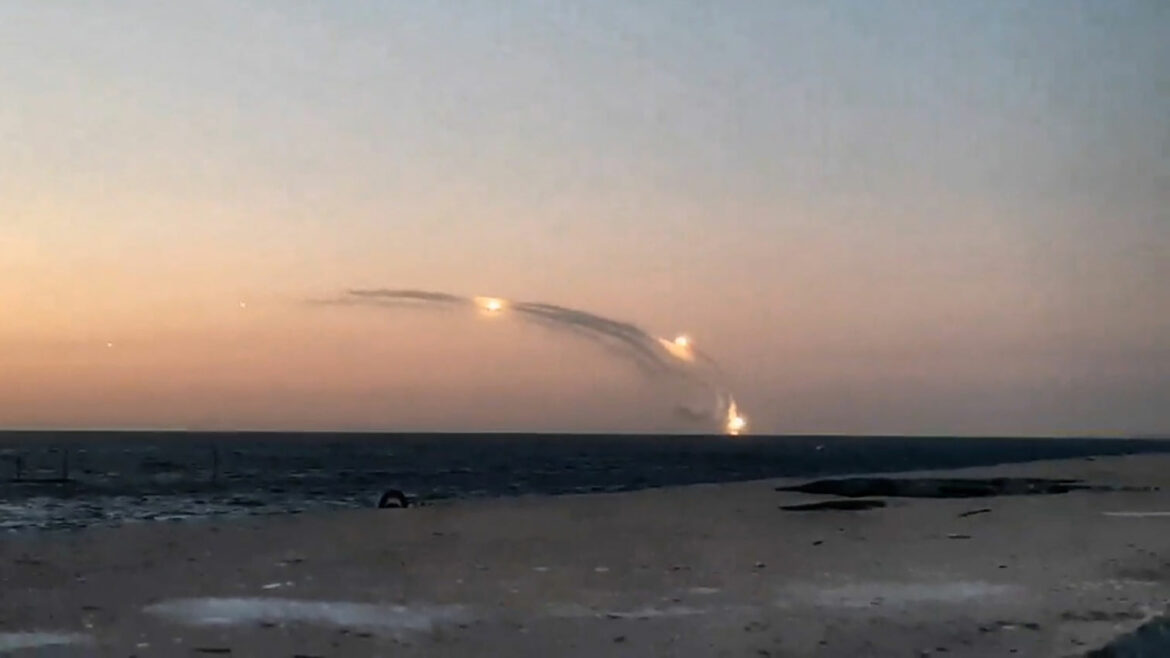Video prikazuje krstareće rakete lansirane sa obale Krima u pravcu Ukrajine