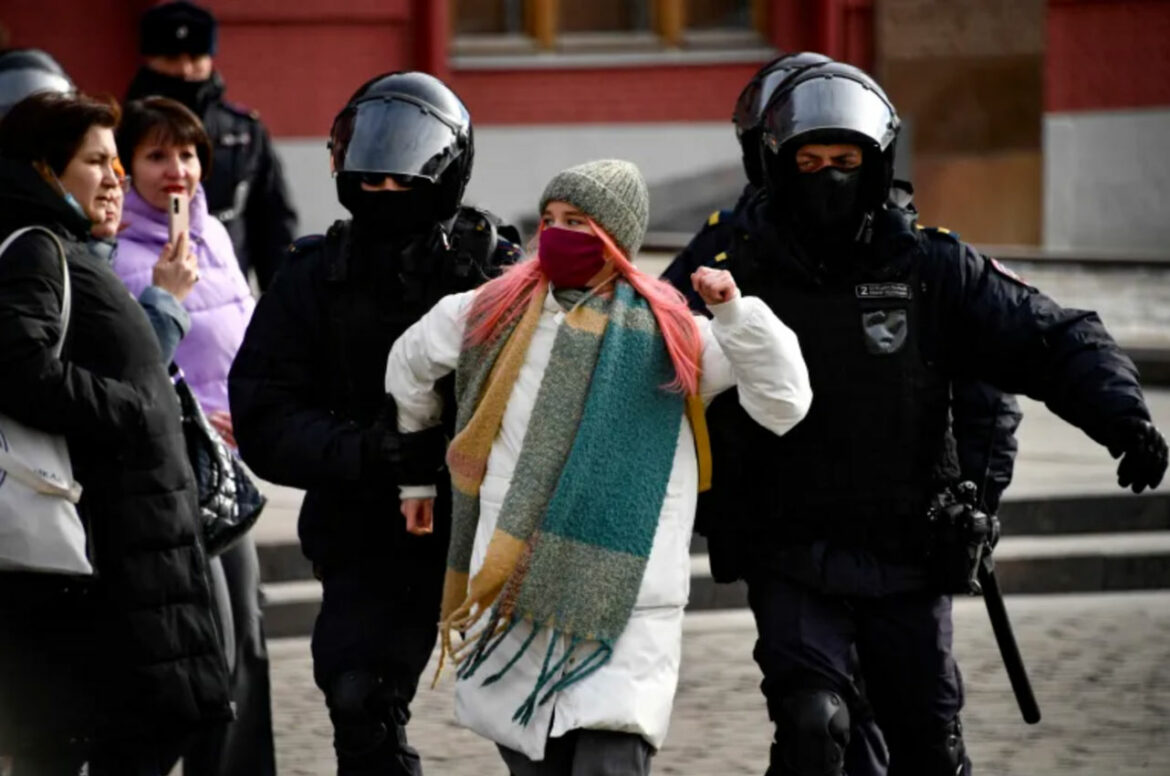 Najmanje 756 antiratnih demonstranata uhapšeno u Rusiji 13. marta