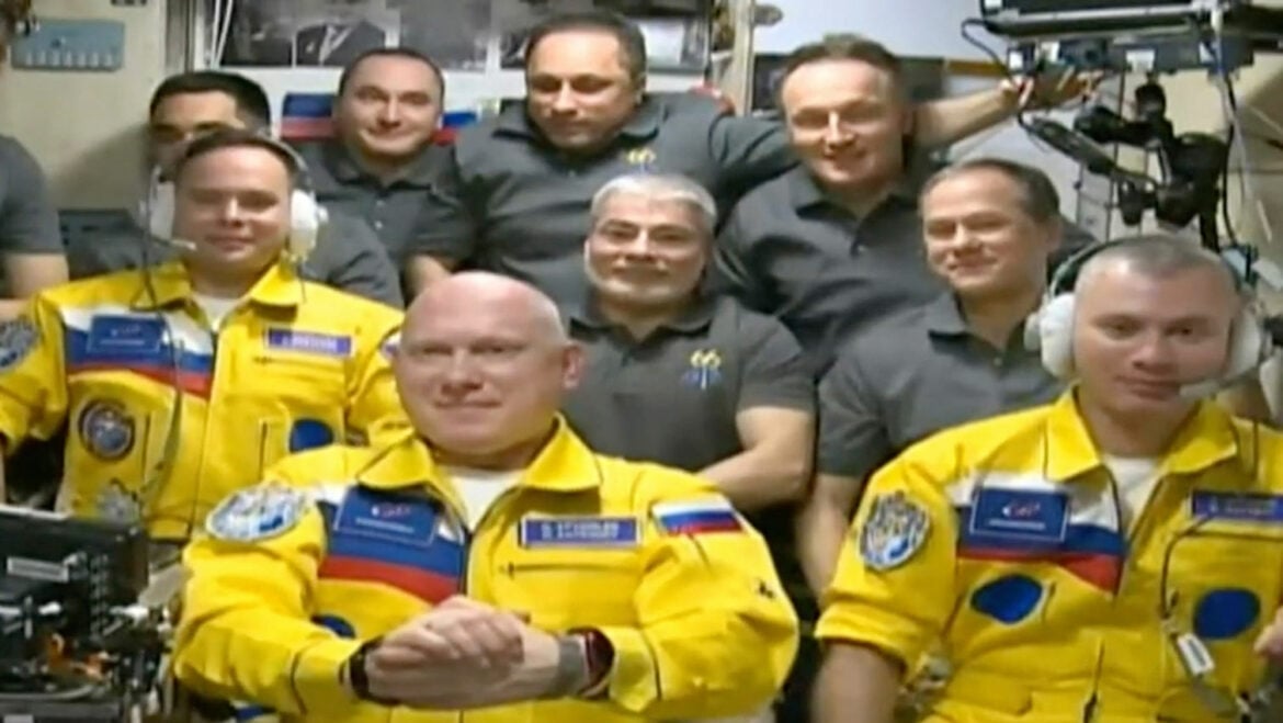 Ruski kosmonauti stigli su na Međunarodnu svemirsku stanicu u žuto-plavom, što je izazvalo spekulacije