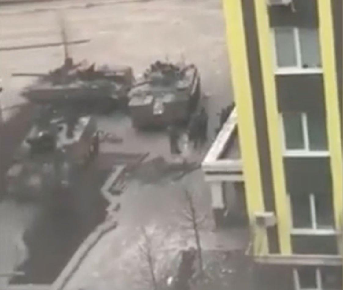 Ruski tenkovi zauzimaju položaje među civilnim stambenim blokovima