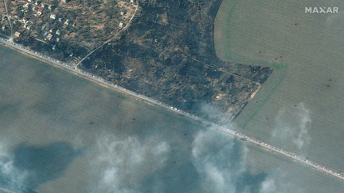 Novi satelitski snimci pokazuju značajna razaranja i dugu kolonu automobila koji napuštaju Mariupolj