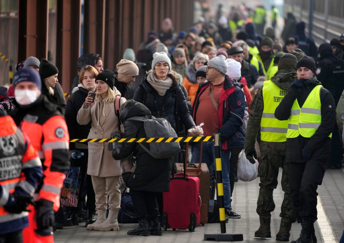 Haos na kijevskoj železničkoj stanici, hiljade ljudi beže iz grada