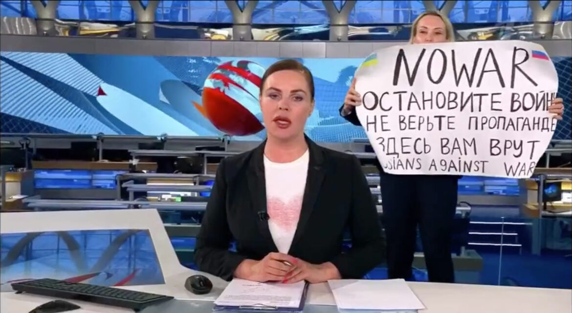 Ruska državna televizija prekinuta protestom „Bez rata“