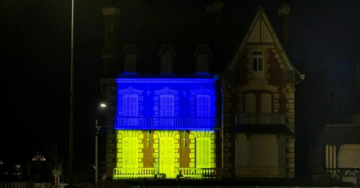 Gradonačelnik Dovila osvetljava vilu ruskog ambasadora žutom i plavom bojom