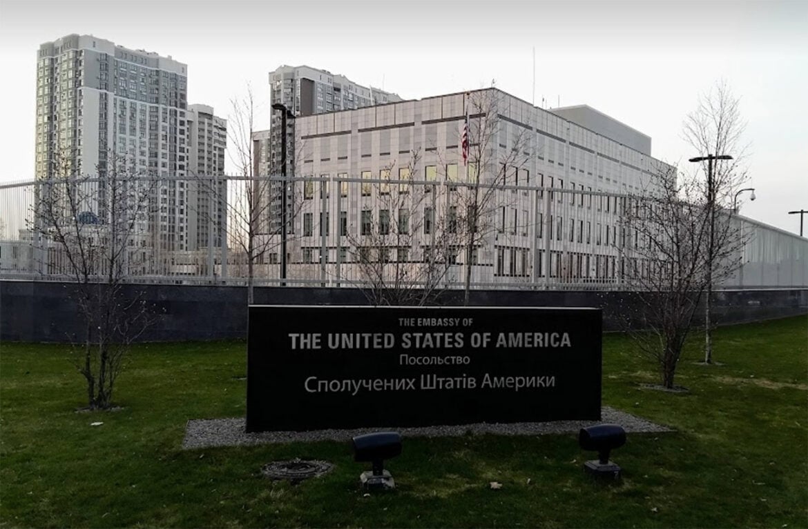 Ambasada SAD nije poslala poruku da će „večeras biti snažnog  granatiranja“ i da će Rusi gađati sve građanske aktiviste nakon što  zauzmu grad i uvedu vanredno stanje