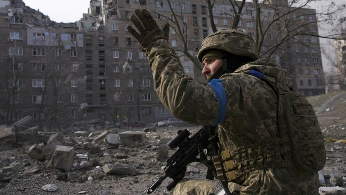 Civili se plaše da su zarobljeni i poginuli u eksploziji u pozorištu u Ukrajini