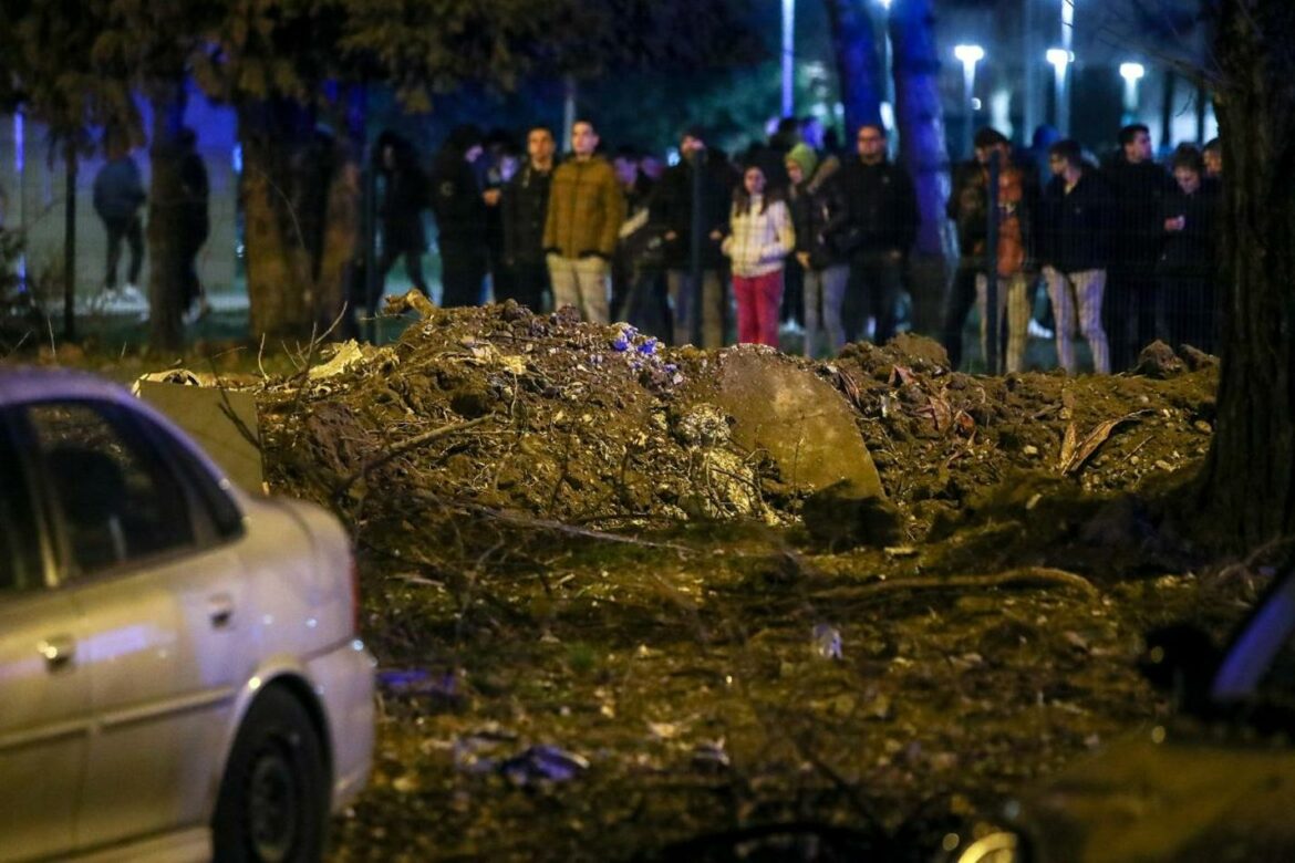Nepoznata letelica pala u Zagrebu, pronađeni krater i dva padobrana