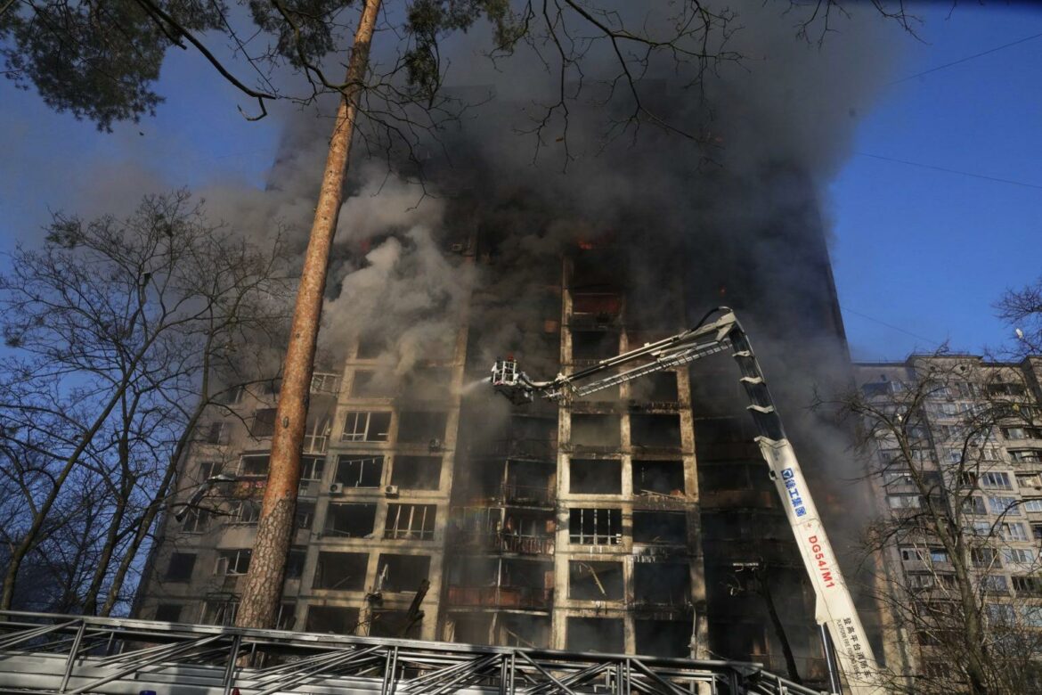 Gađane stambene zgrade u Kijevu, oštećena stanica metroa