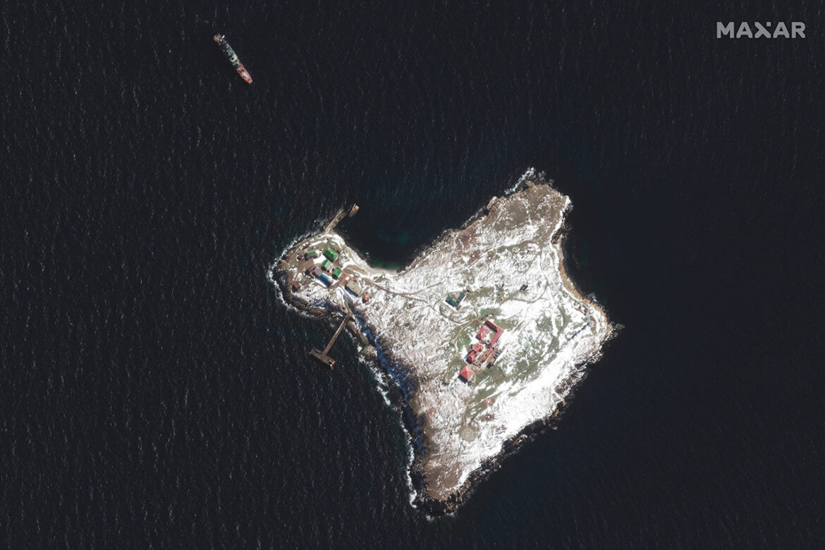 Novi satelitski snimci: Oštećene zgrade Zmijskog ostrva; Ruski mornarički desantni brod je ukotvljen u moru