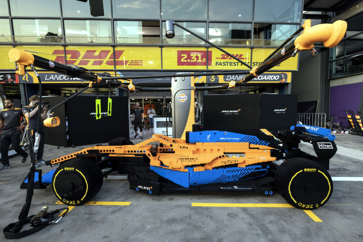 LEGO verzija McLaren F1 trkačkog automobila u prirodnoj veličini