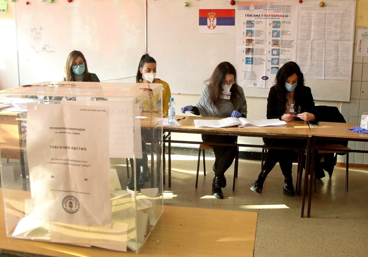 CESID: Na 11 biračkih mesta ugrožavanje tajnosti glasanja, fotografisani listići