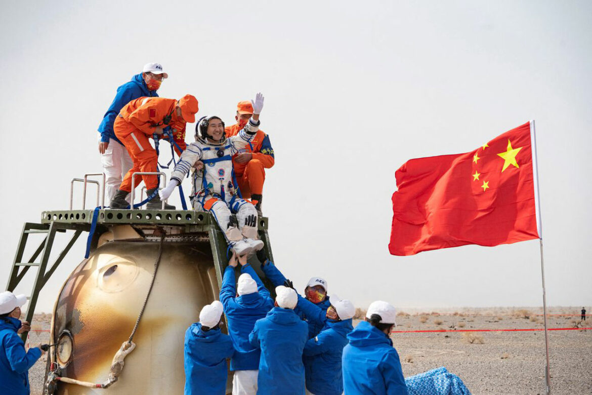 Rojters: Kineski astronauti slete na Zemlju posle najduže misije