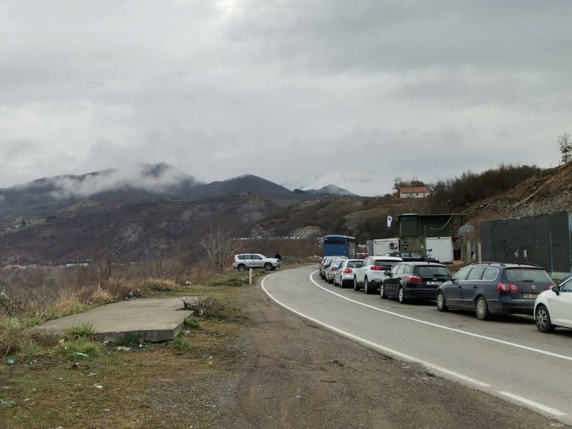 Srbi sa Kosova krenuli na glasanje, kolona na Jarinju duga dva kilometara