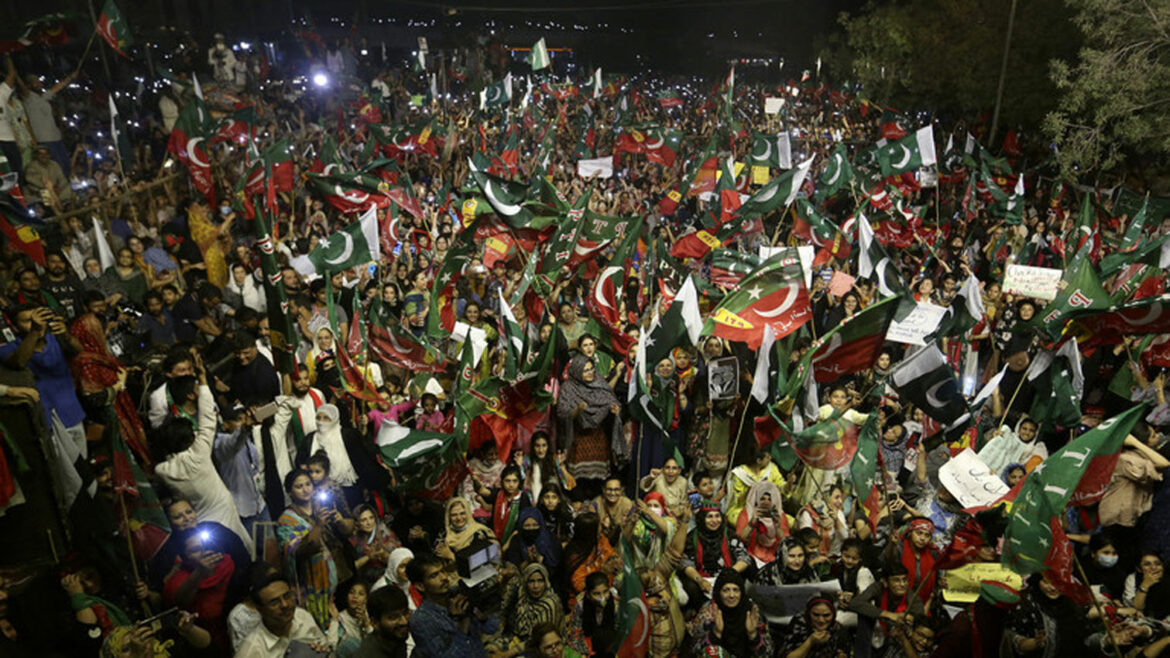 Pakistan: Masovni protesti protiv „uvezene“ vlade