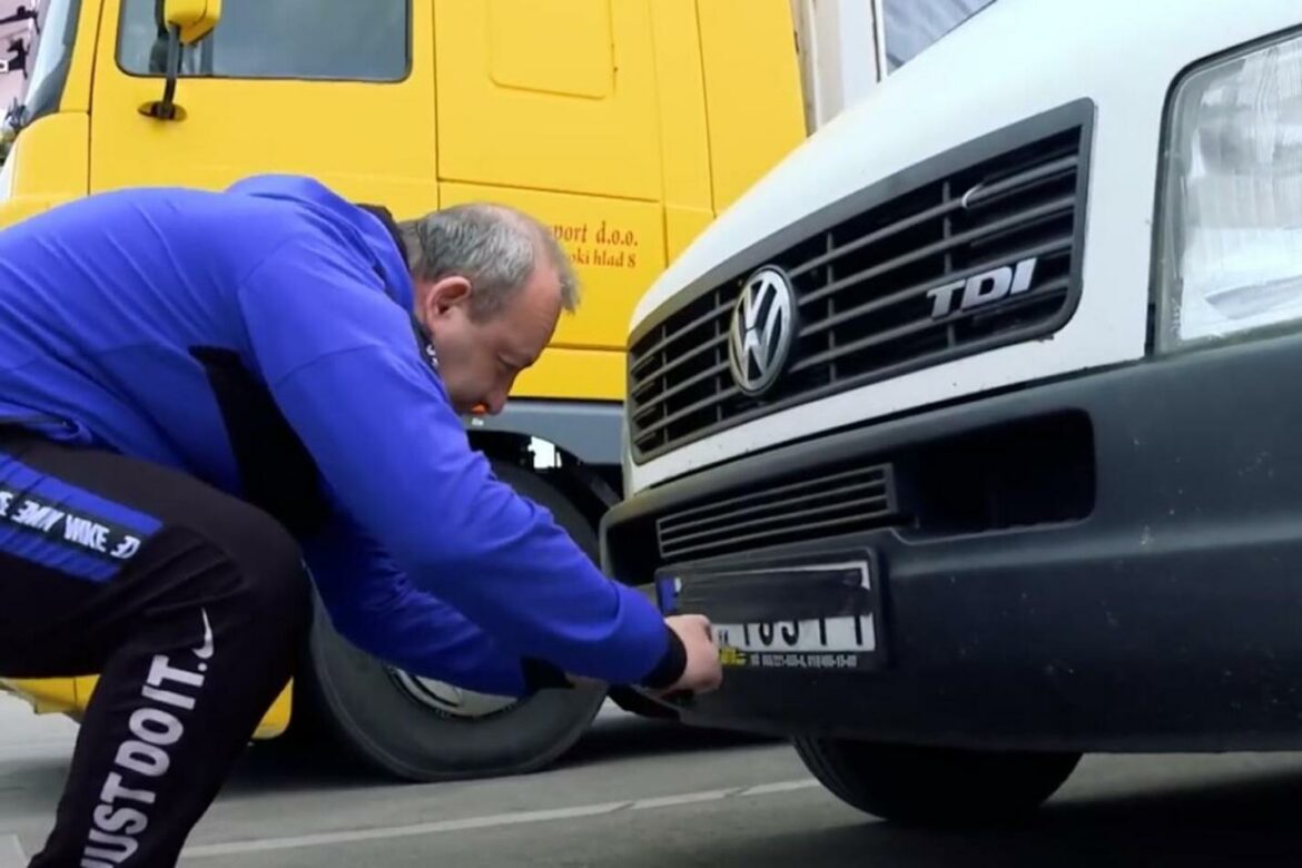 Stupila na snagu odluka Prištine o uklanjanju nalepnica na vozilima sa srpskim tablicama