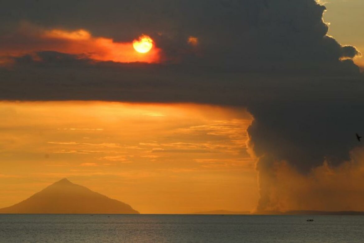 U Indoneziji u erupciji vulkana Anak Krakatoa, oblak visok 3.000 metara